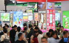 参不雅者正在博览会上试吃冰淇